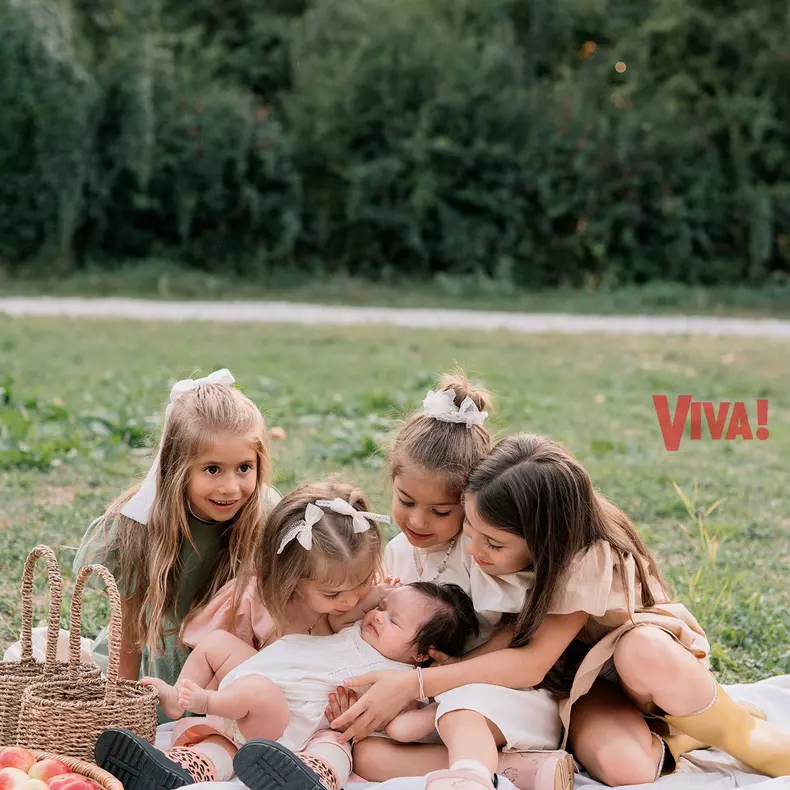 Laura Cosoi, pictorial inedit alături de Rita, Vera, Lara, Aida și Nina! Imagini în premieră cu chipul celei de-a cincea fetițe: „Mă emoționează casa aceasta plină și gândul la viața pe care o vor avea împreună“ / EXCLUSIV