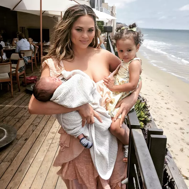 Chrissy Teigen și copiii ei Luna și Miles