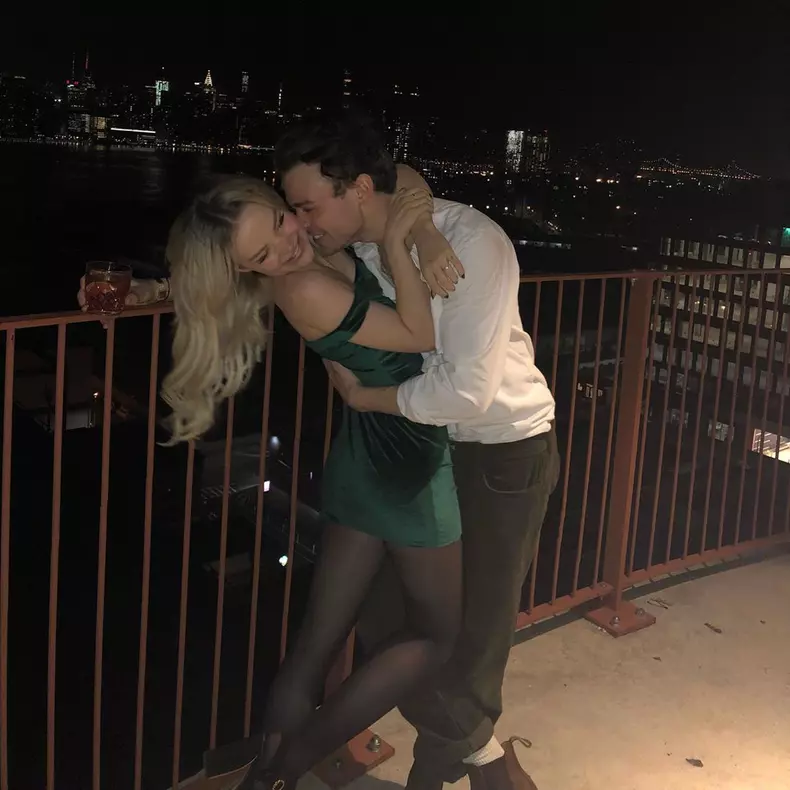 Dove Cameron și Thomas Doherty