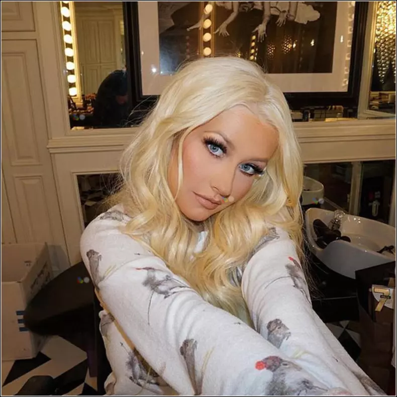 Christina Aguilera, accident vestimentar pe scenă