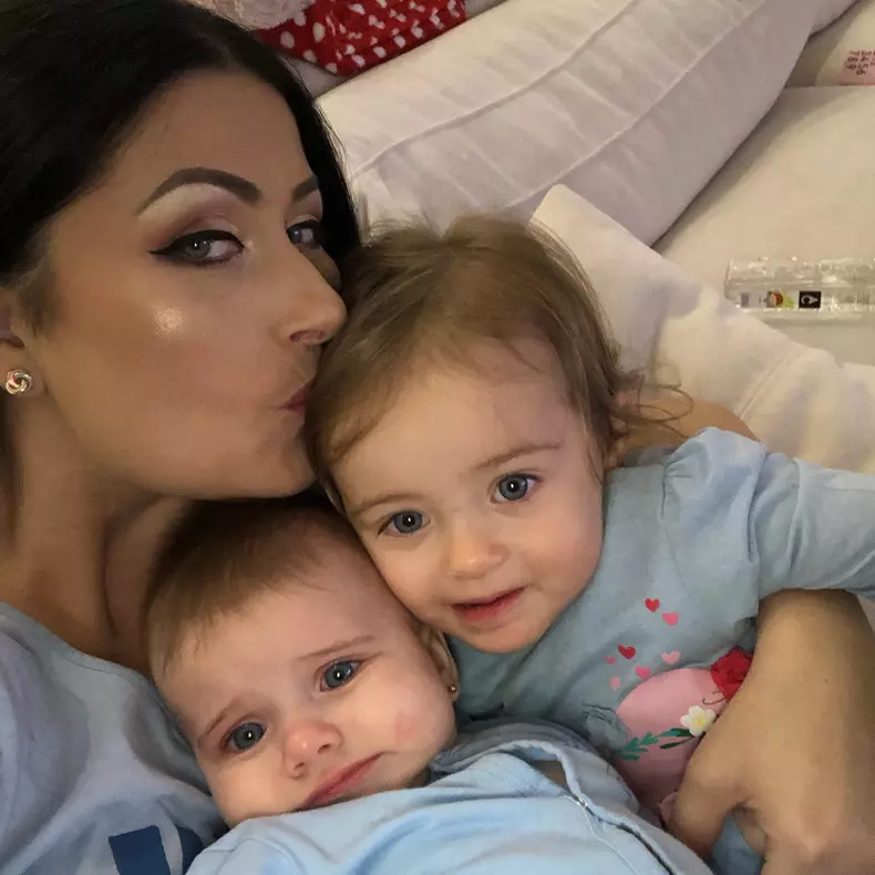 Gabriela Cristea și fiicele ei Victoria și Iris