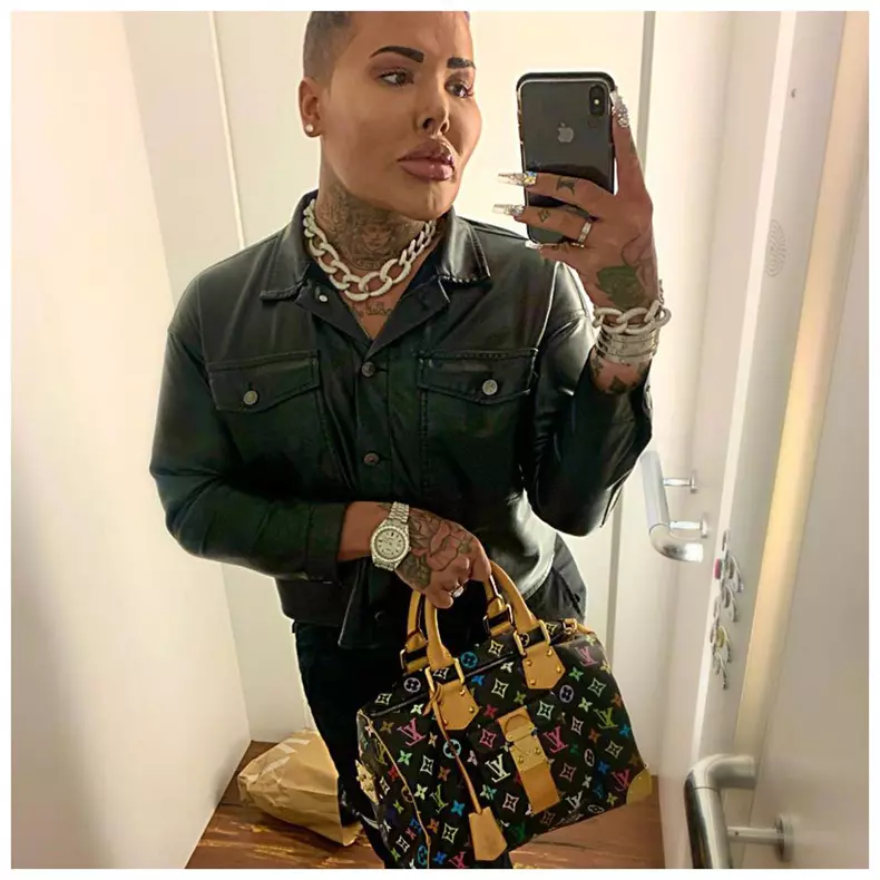 bărbatul care a vrut să se transforme în Kim Kardashian (1)