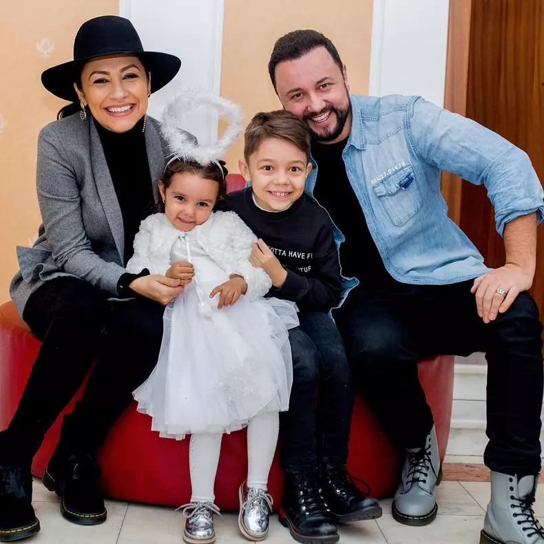 Andra, soțul ei Cătălin Măruță și copiii lor, David și Eva