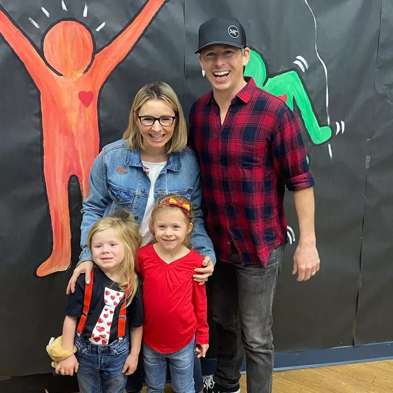 Beverley Mitchell, soțul ei și copiii lor
