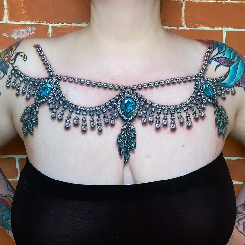 American-tattoo-artist-creates-amazing-tattoos-that-imitate-jewelry-on-the-body-61efbef7526a6__880
