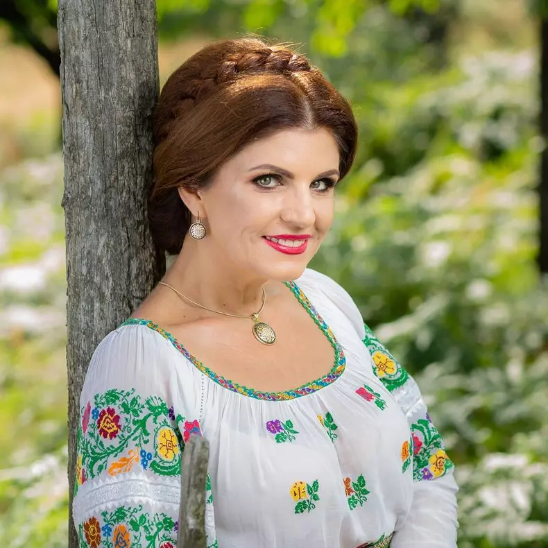 Mariana Ionescu Căpitănescu e cântăreață de muzică populară