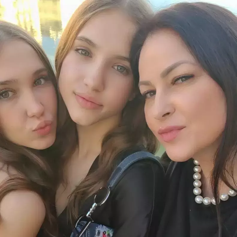fetele-lui-dan-alexa-si mama lor