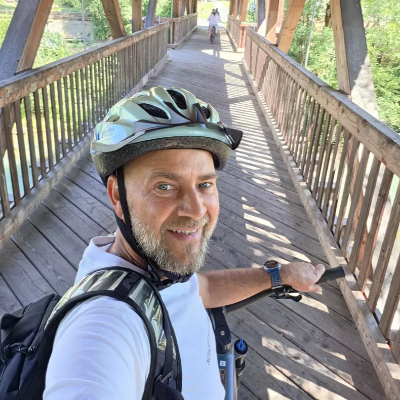 Cosmin Selesi cu bicicleta