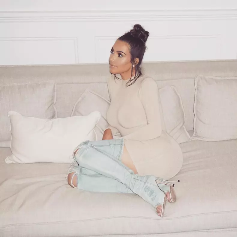 Prinde-ti parul intr-un coc messy precum Kim Kardashian, lasand cateva suvite subtiri sa iti incadreze fata.
