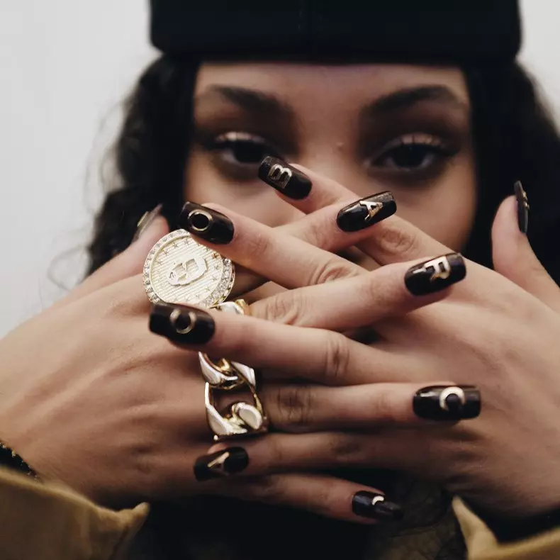 Cel mai nou trend in manichiura: logo nails