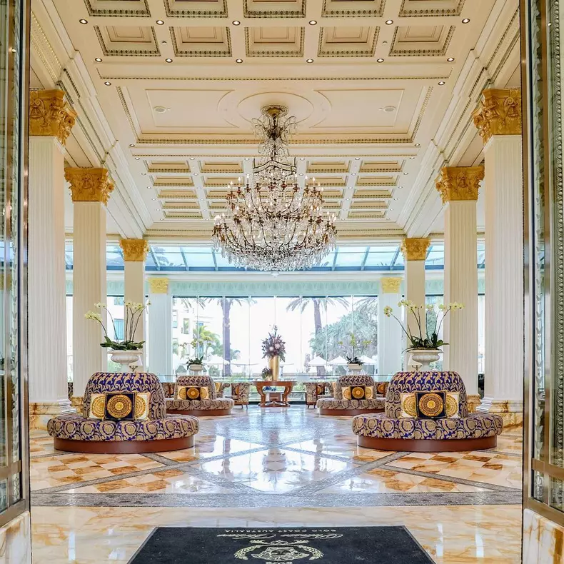 5 motive pentru care ar trebui sa il iubesti pe Gianni Versace