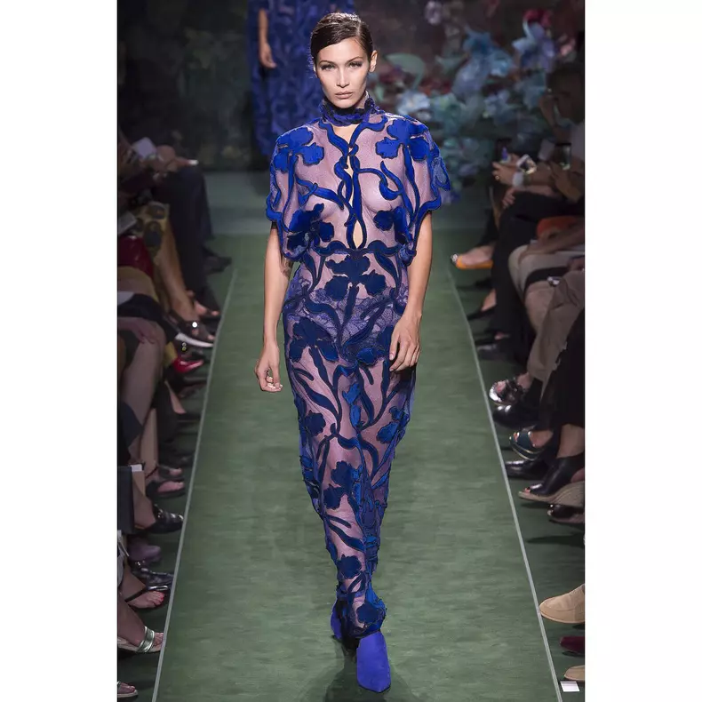 Bella Hadid in show-ul Fendi