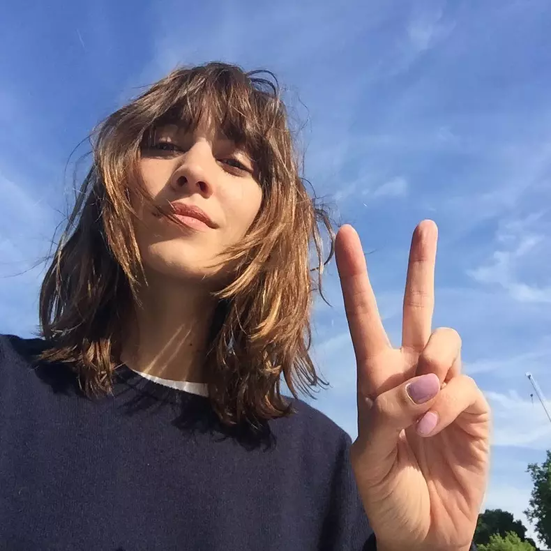 Tunsori si coafuri purtate de vedete Alexa Chung