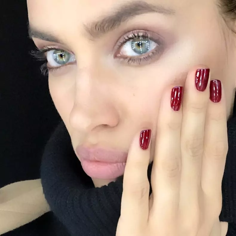 Orice nuanță de roșu ai prefera, poți să fii sigură că nu vei da greș! Foto: @nailsbymarysoul
