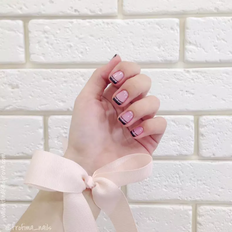 Manichiura french nu se demodează niciodată, însă poate este momentul să încerci alte combinații de culori. Foto: @want_nail_studio