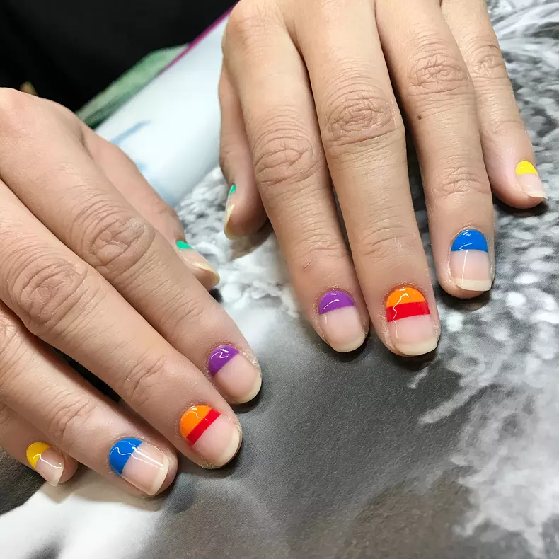 Unghii în culorile curcubeului (@wahnails)