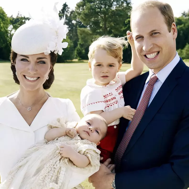 Prințul George alături de părinții săi în portretul oficial de la botezul Prințesei Charlotte