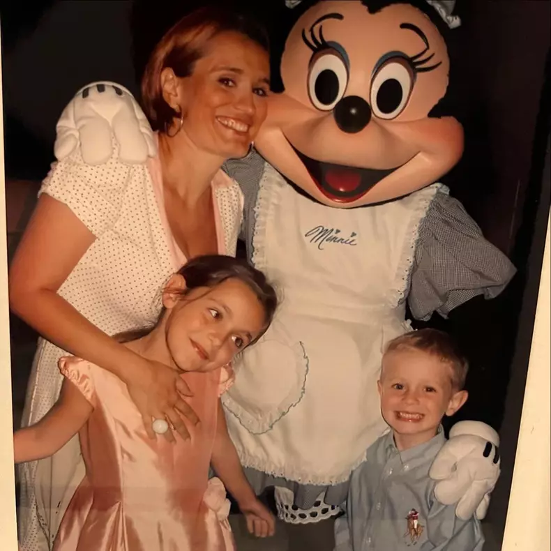 1. Andreea Esca și cei doi copii