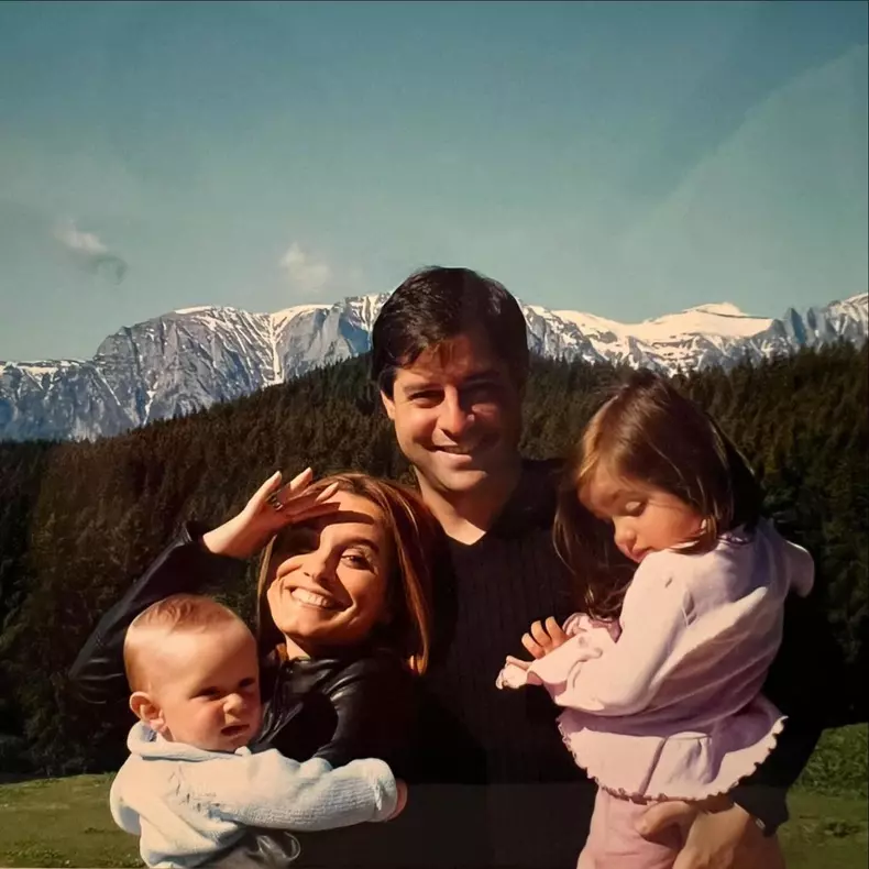 5. Andreea Esca, soțul ei și cei doi copii