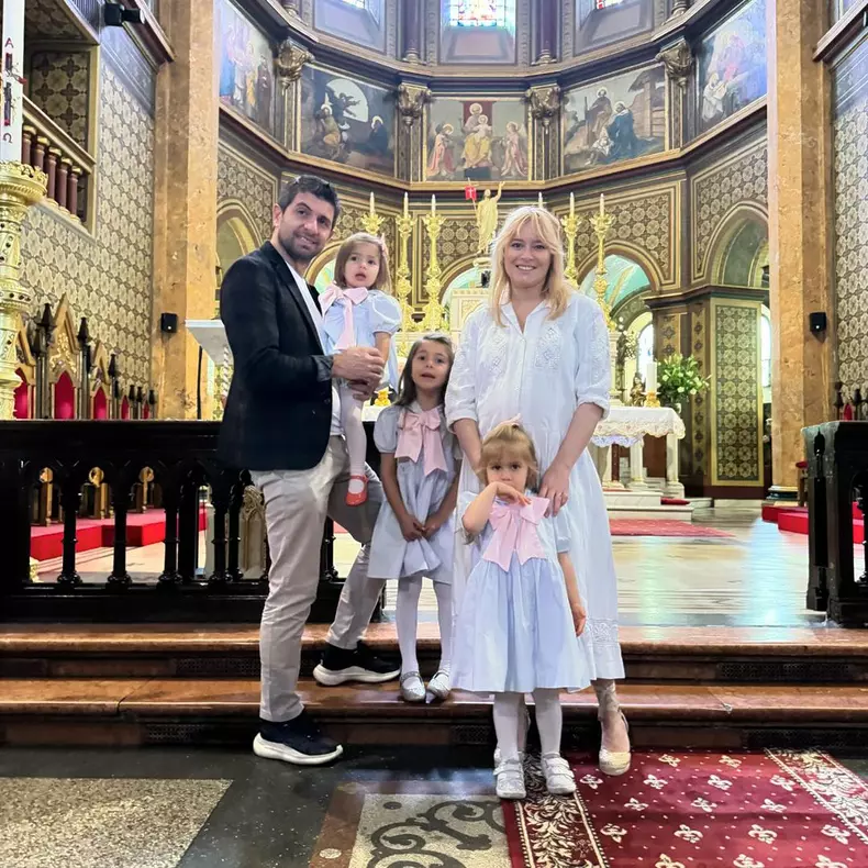 Laura Cosoi, sotul si cele 3 fetite (1)