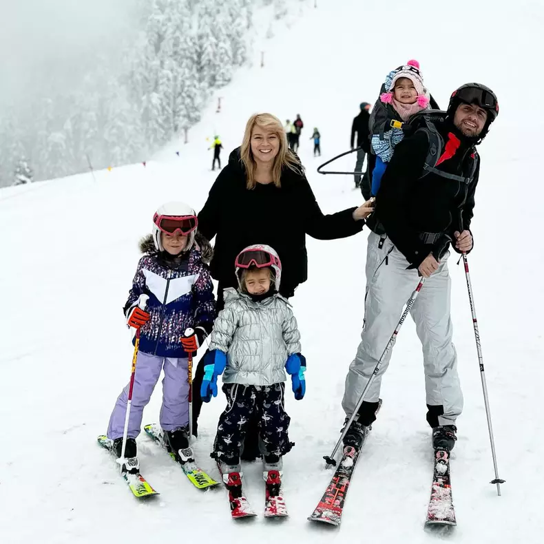 Laura Cosoi, sotul si cele 3 fetite (2)