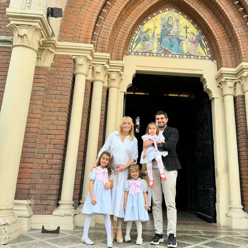 Laura Cosoi, sotul si cele 3 fetite (4)