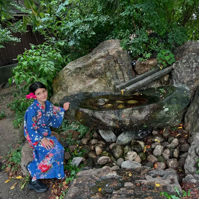 Alma, fiica Amaliei Enache, în vacanță