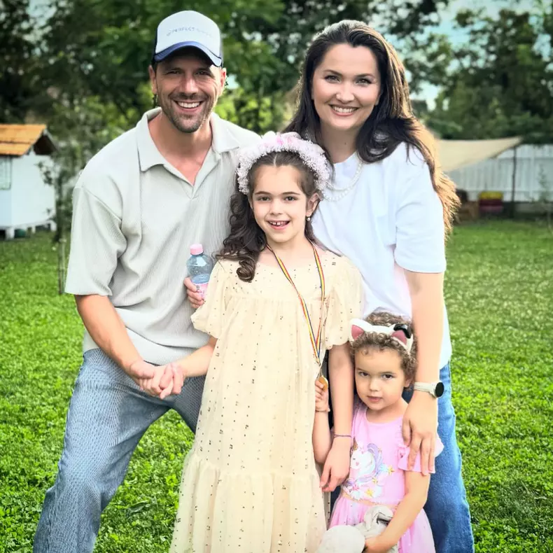 Adrian Nartea, sotia si cele doua fiice ale lor (1)