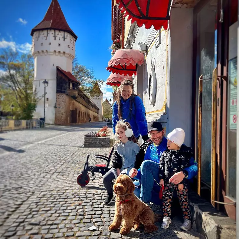 Adrian Nartea, sotia si cele doua fiice ale lor (11)