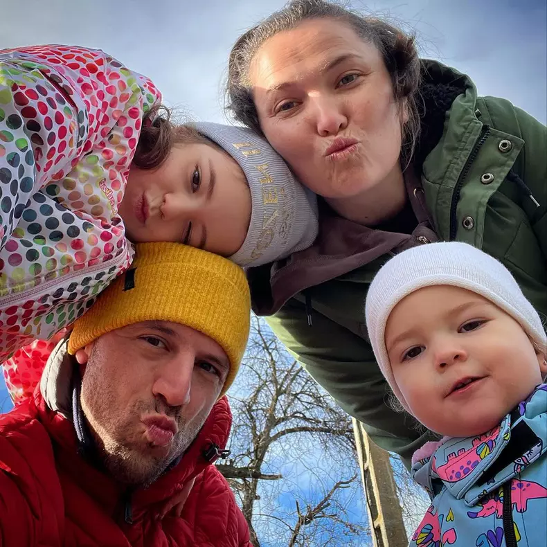 Adrian Nartea, sotia si cele doua fiice ale lor (7)