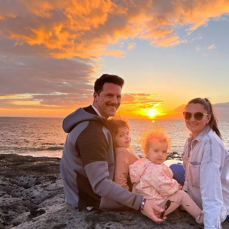 Adrian Nartea, sotia si cele doua fiice ale lor (9)