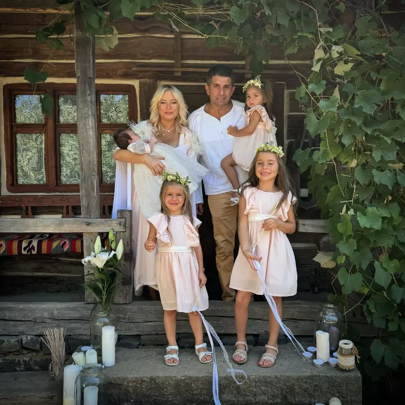 Laura Cosoi si familia (2)