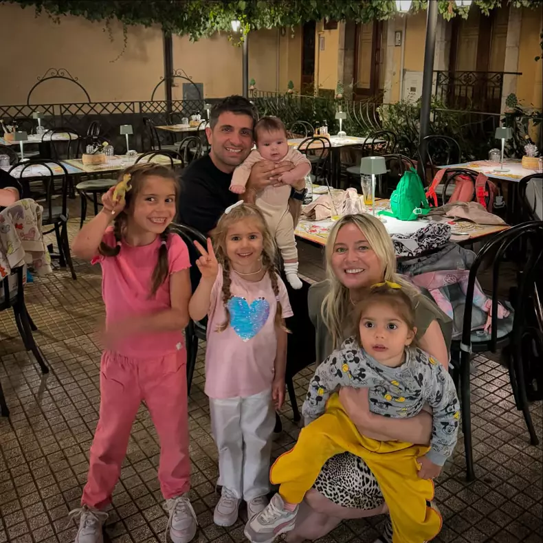 8. Laura Cosoi și familia