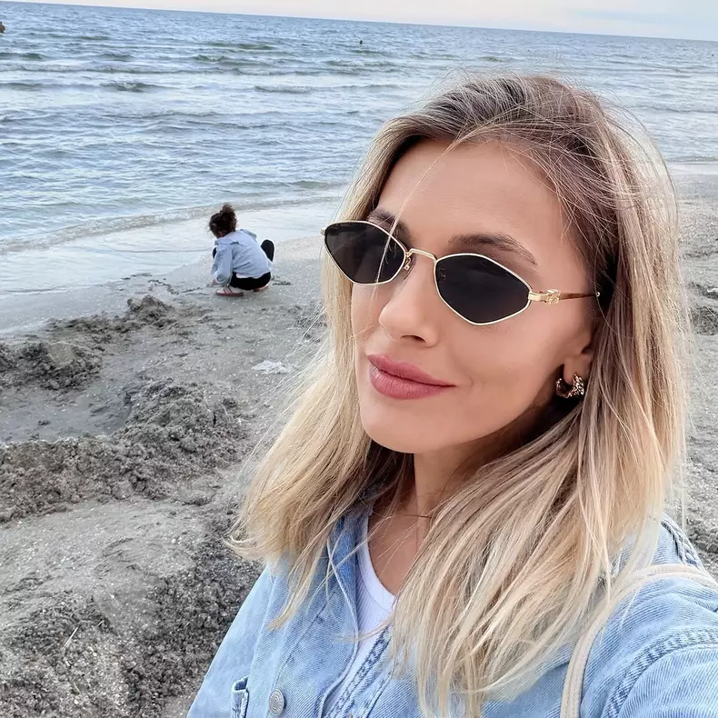 Andreea Ibacka cu copiii la mare