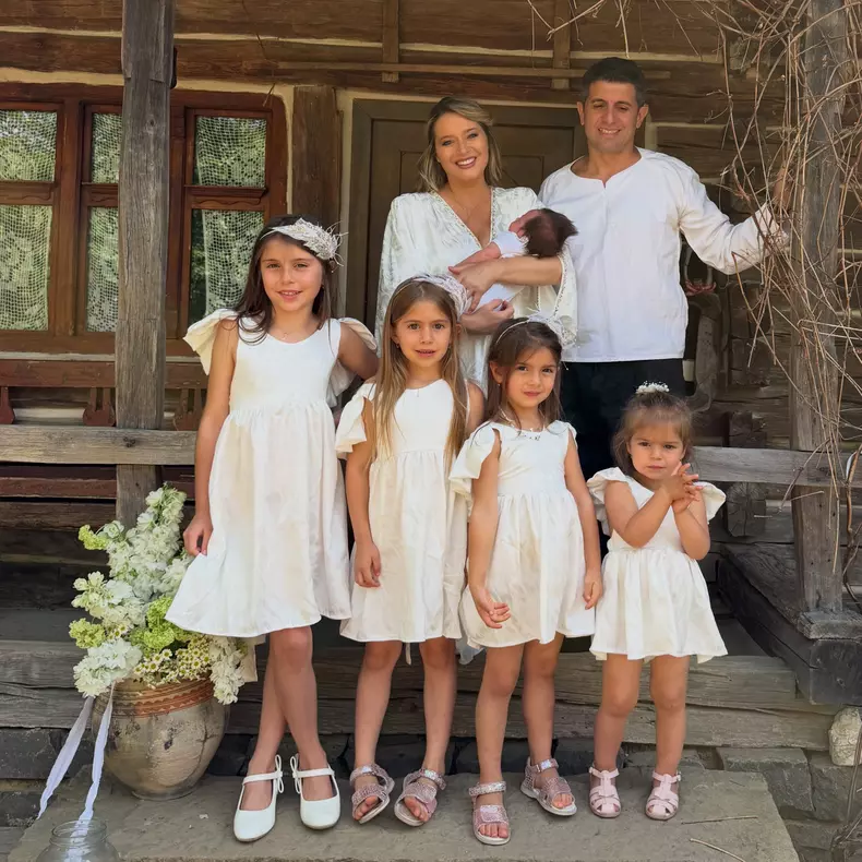 2. Laura Cosoi și familia