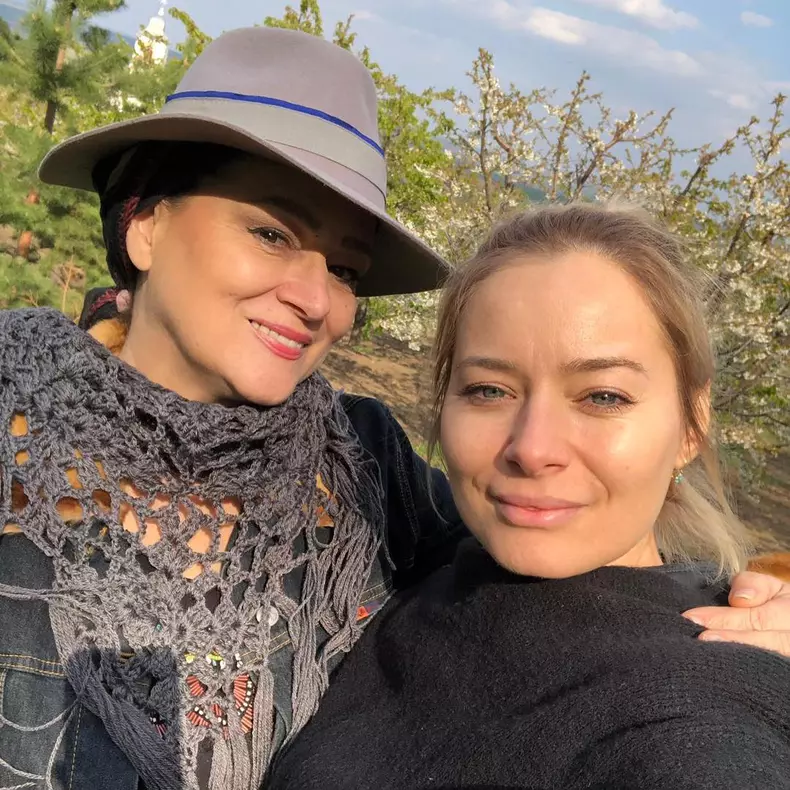 9. Laura Cosoi și mama ei