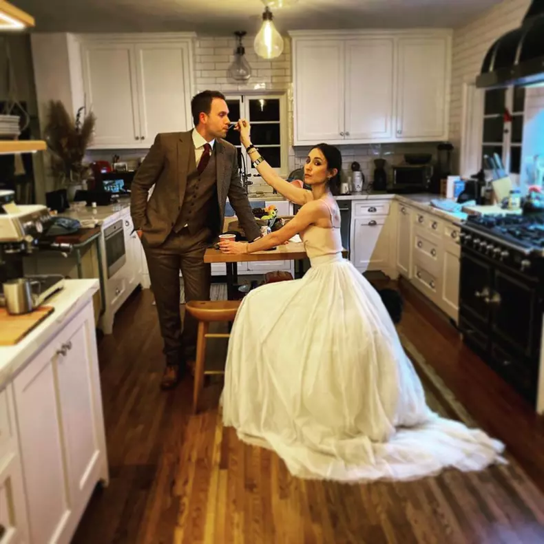 Troian-Bellisario-și-Patrick-J.-Adams-1024x1024