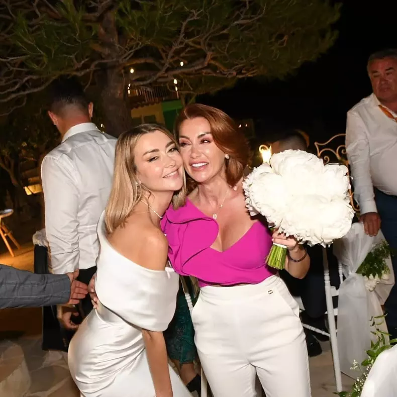 Denisa Tănase, solista de la Bambi, s-a căsătorit în secret.