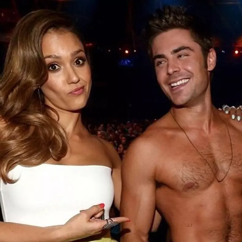 Jessica Alba und Rita Ora bewundern den Oberkoerper von Zac Efron bei den MTV Movie Awards // Jessica Alba and Rita Ora are impressed with the body of Zac Efron