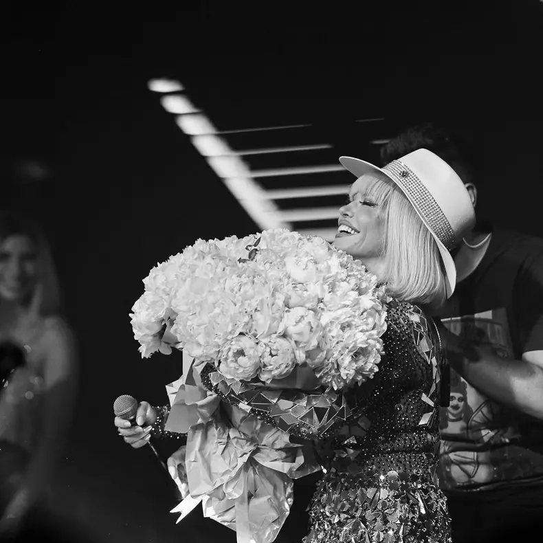 Loredana-aparitie-incendiara-pe-strazile-din-Mykonos-3