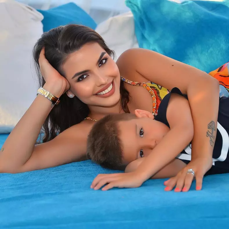 Soția lui Adrian Mutu, imagini de colecție alături de fiul Tiago. Ce au remarcat fanii la Sandra