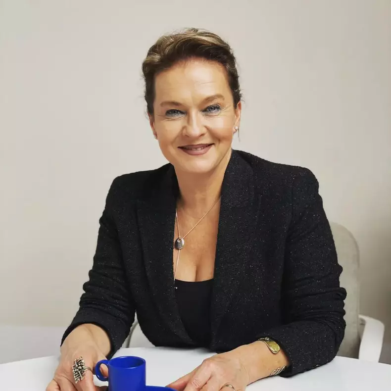 Mona Nicolici s-a căsătorit în secret. Cine este Cezar Munteanu, noul soț al fostei vedete TV