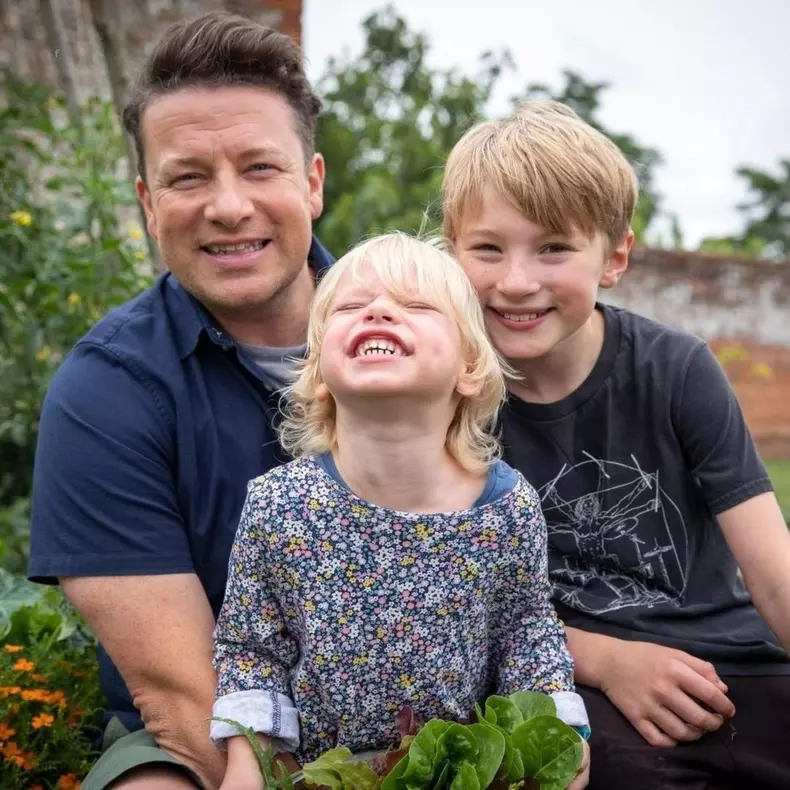 Jamie Oliver și soția sa și-au reînnoit jurămintele de nuntă în Maldive. Cine a participat la ceremonia specială