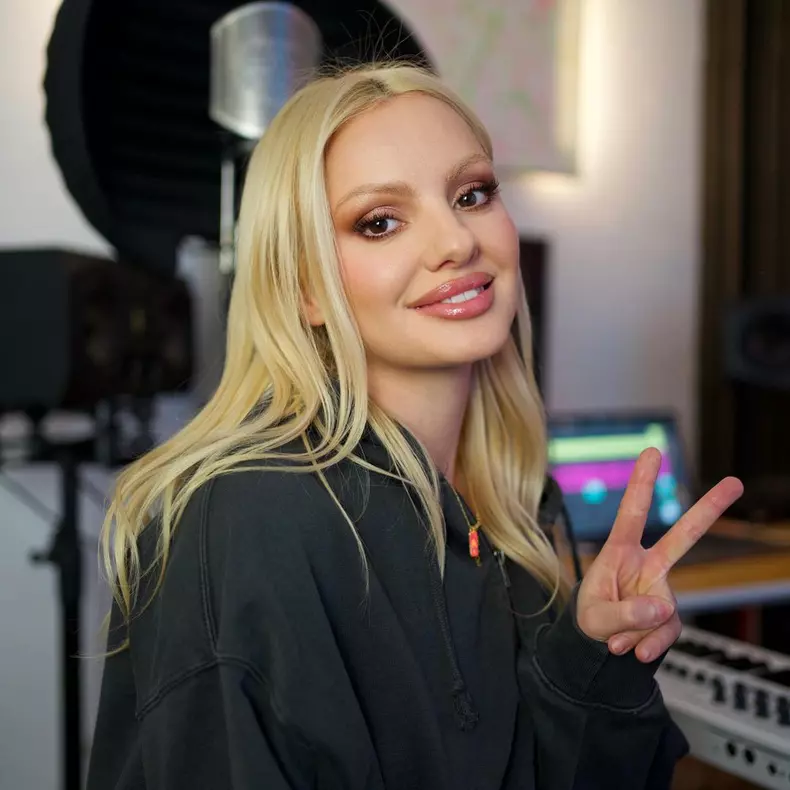 succesul-muzical-i-a-adus-depresie-alexandrei-stan-3