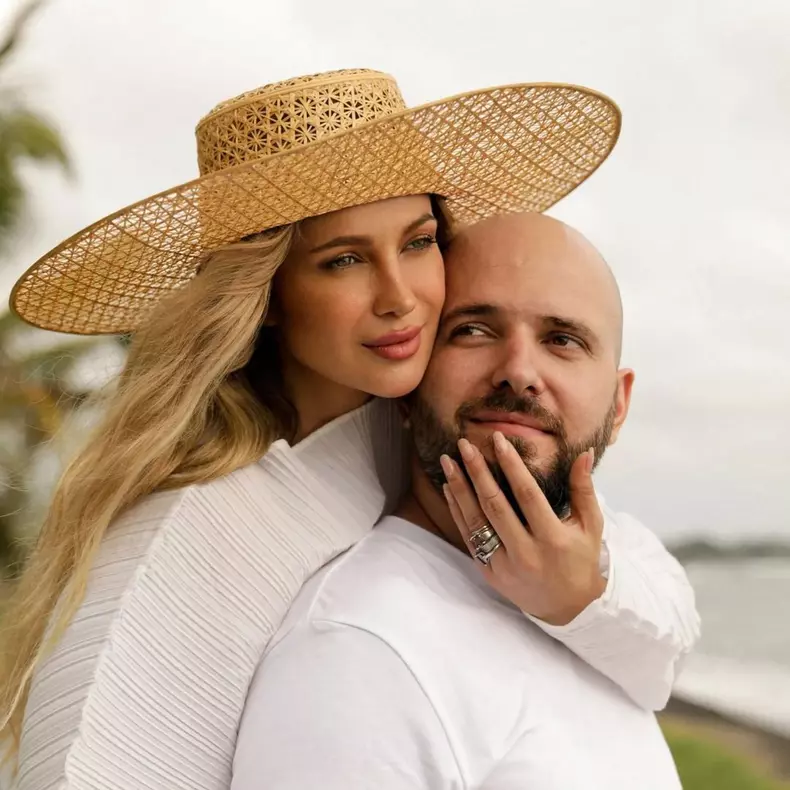 Lora s-a mutat cu chirie (1)