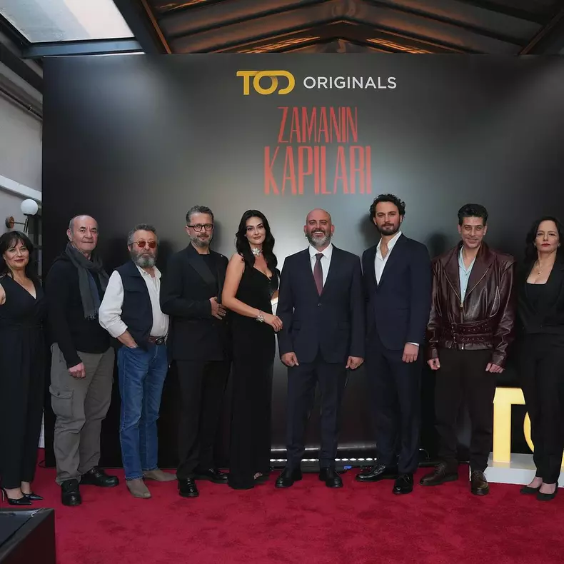 esra-bilgic-si-birkan-sokullu-pe-care-ii-vedeti-la-netflix-au-un-nou-proiect-impreuna-5
