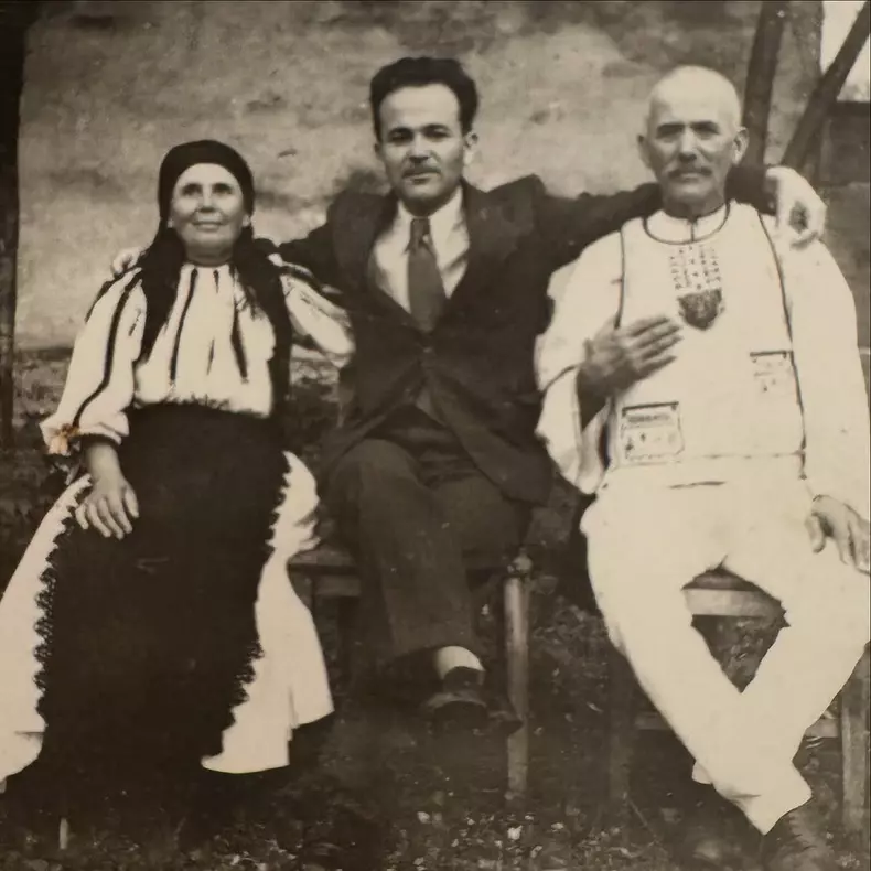 Andreea-esca-imagini-copilaria-tatălui-ei (3)