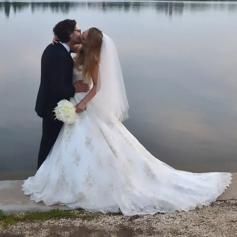 Acum 11 ani trăiam cea mai frumoasă nuntă, lângă cea mai frumoasă mireasă cu cea mai rochie dintre rochii. Kiki, îți mulțumesc pentru dragoste, răbdare și înțelepciune. Au fost 11 ani cadou de la Dumnezeu,