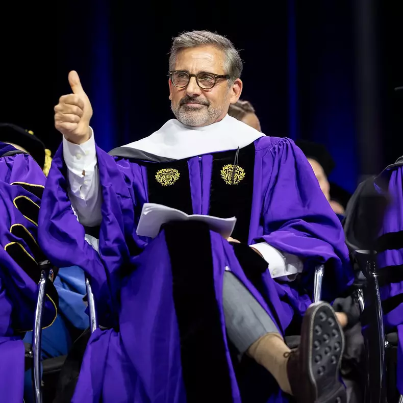 Dansul lui Steve Carell de la ceremonia de absolvire a Universității Northwestern  (1)