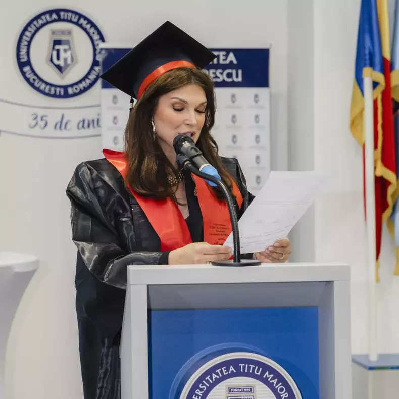 Monica Bîrlădeanu, imagini de la absolvire  (1)